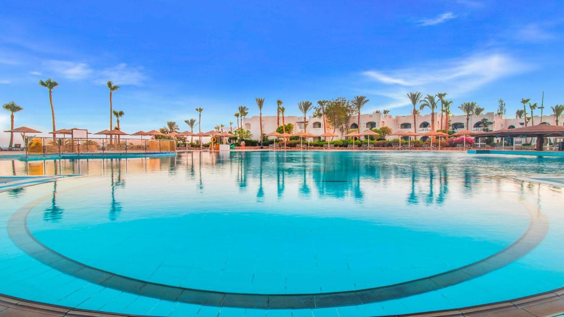 Domina Coral Bay Resort, Diving , Spa & Casino Шарм ел-Шейх Екстериор снимка The swimming pool at the hotel