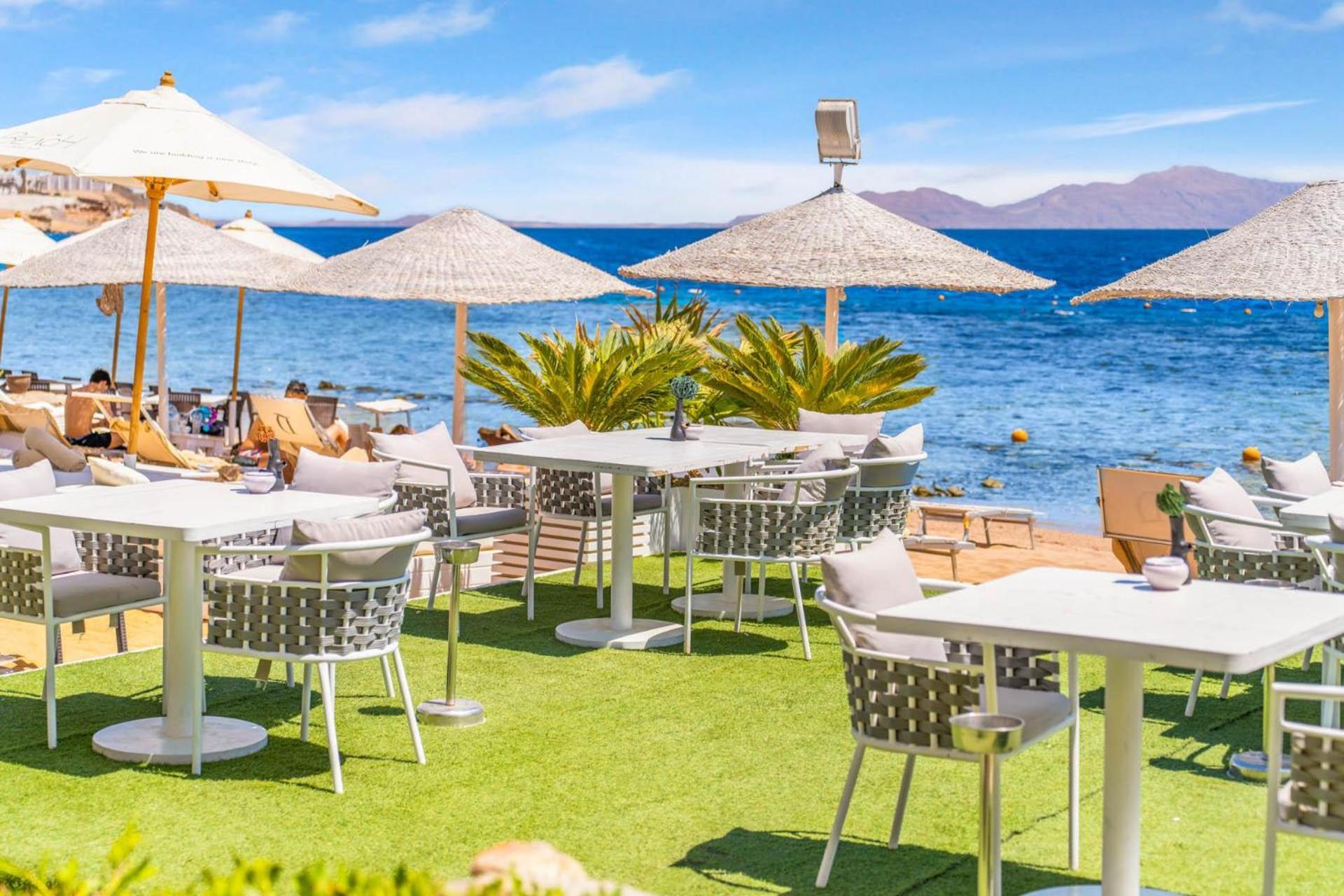 Domina Coral Bay Resort, Diving , Spa & Casino Шарм ел-Шейх Екстериор снимка Artificial grass at a beach bar