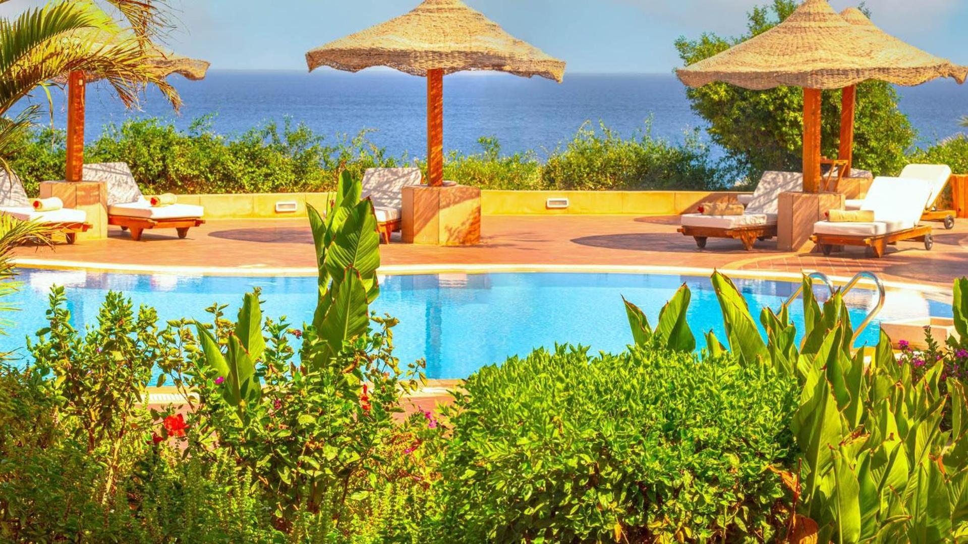 Domina Coral Bay Resort, Diving , Spa & Casino Шарм ел-Шейх Екстериор снимка A pool at a resort