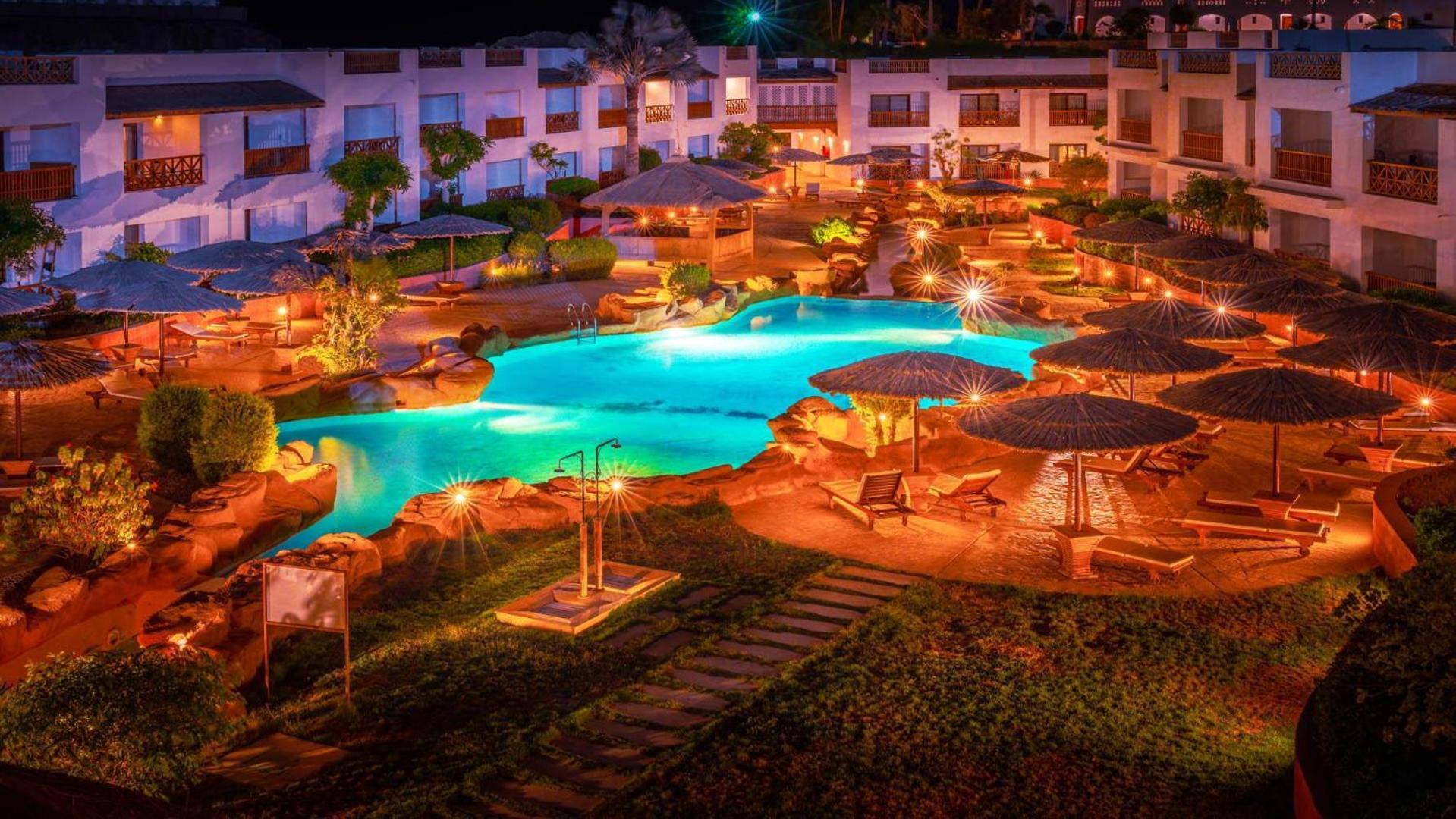 Domina Coral Bay Resort, Diving , Spa & Casino Шарм ел-Шейх Екстериор снимка The resort at night
