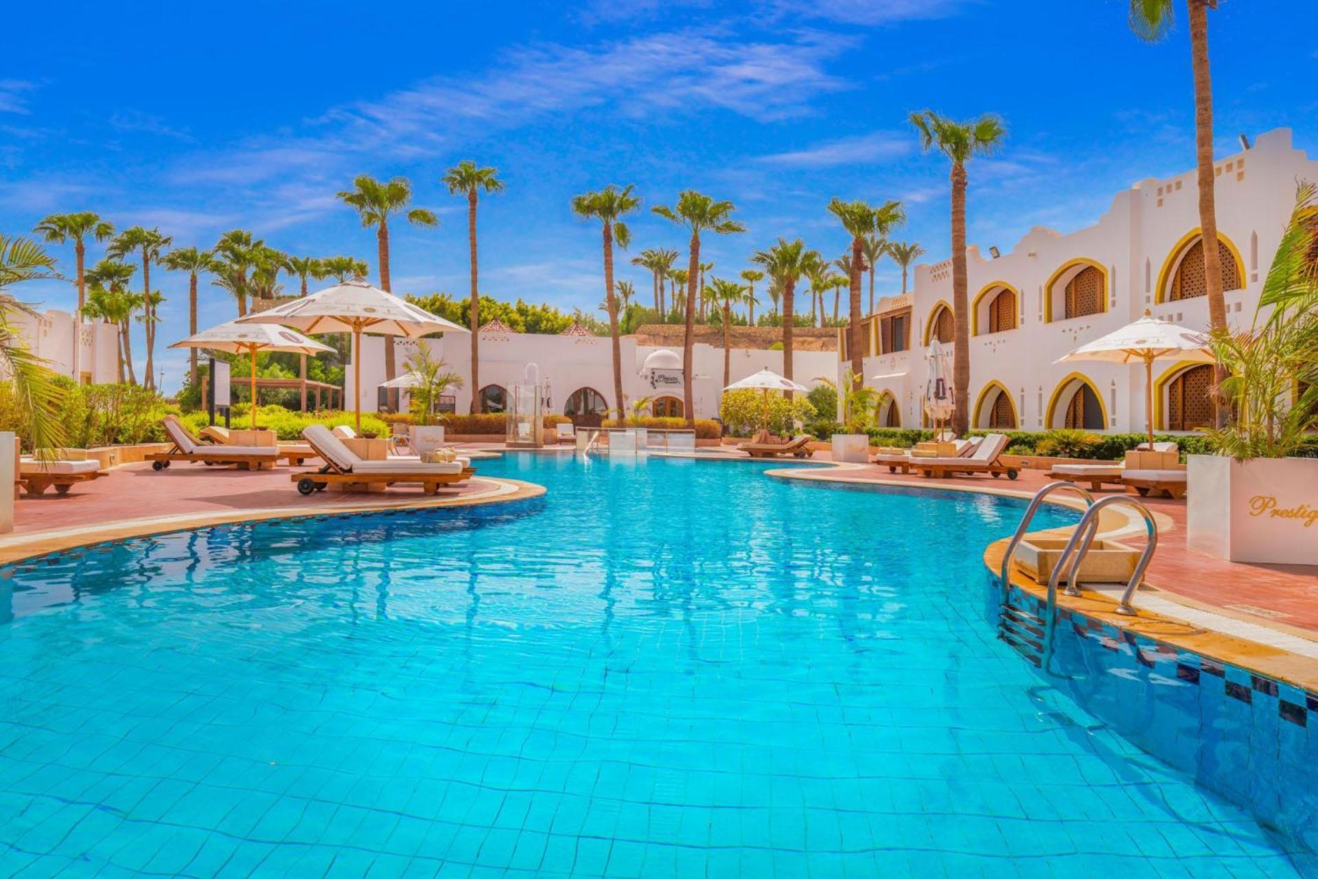Domina Coral Bay Resort, Diving , Spa & Casino Шарм ел-Шейх Екстериор снимка The swimming pool at the hotel