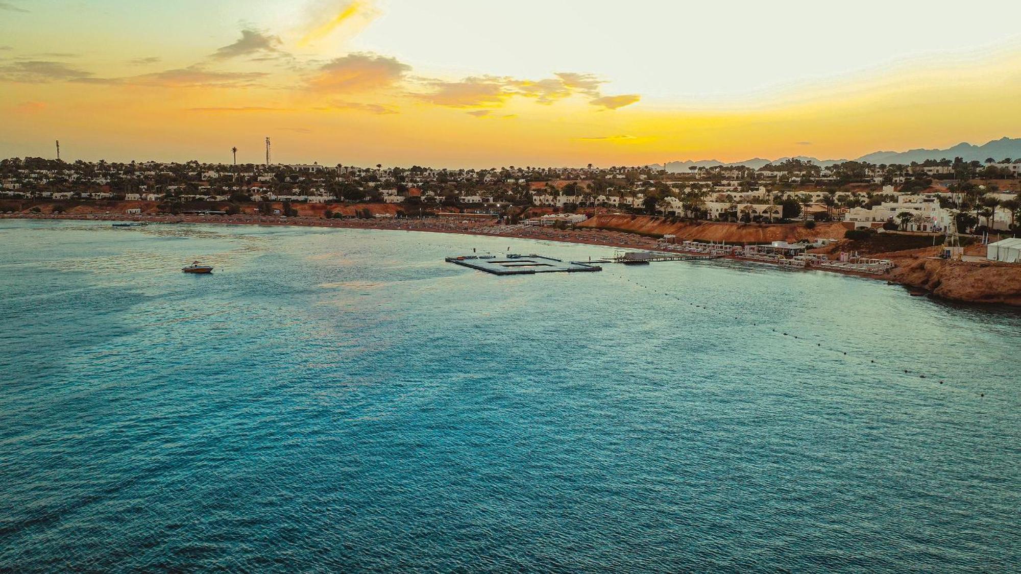 Domina Coral Bay Resort, Diving , Spa & Casino Шарм ел-Шейх Екстериор снимка Sunset over the Gulf of Aqaba
